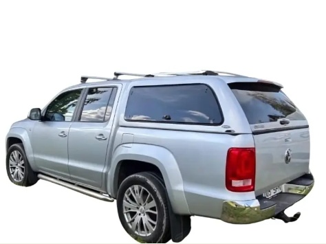 Hõbedane Volkswagen Amarok pikap kattega kastiga