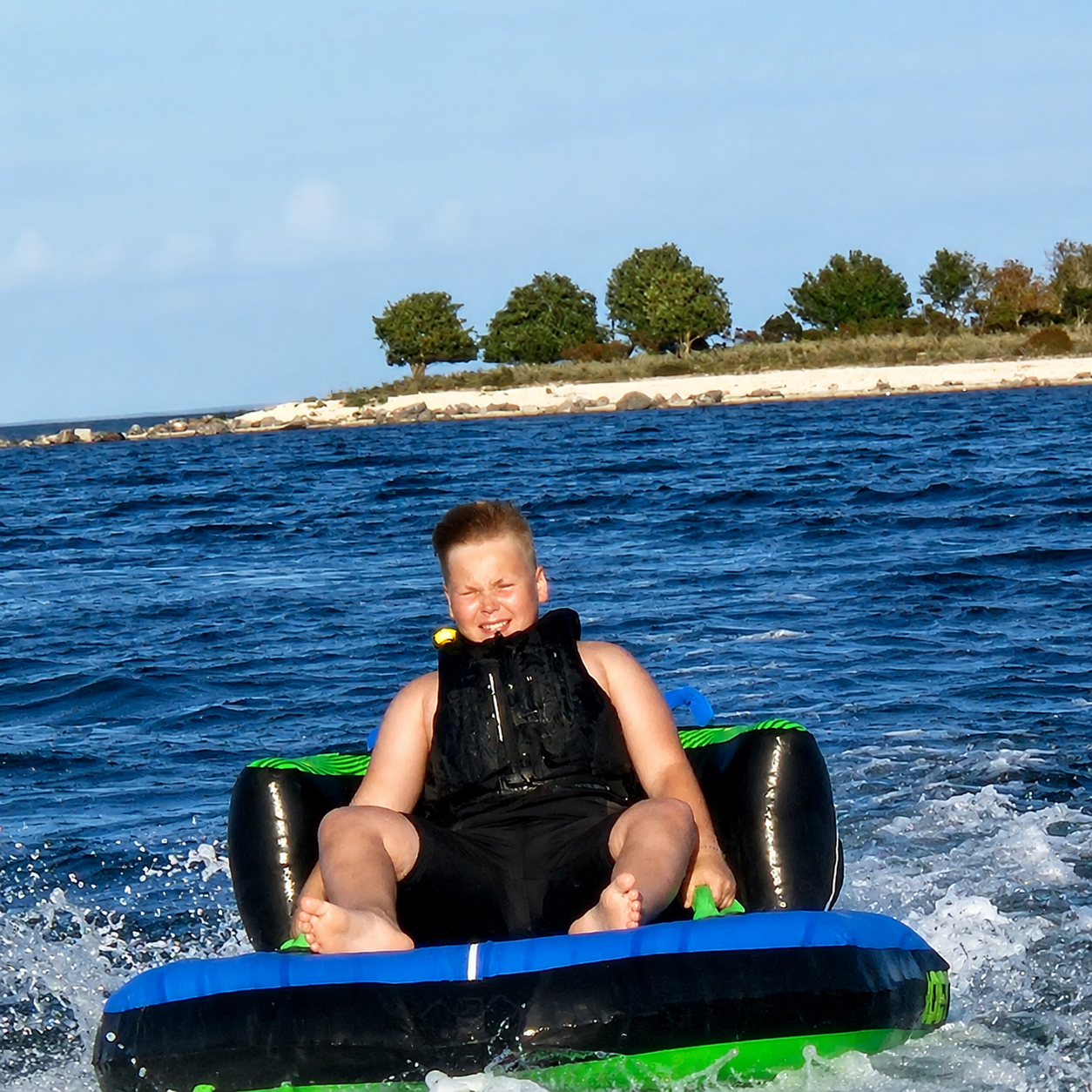 Noor sõitja tuubil Hiiumaa ranniku lähedal