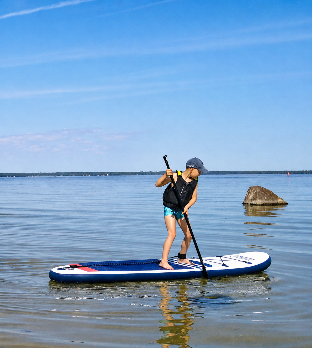 Laps aerutamas SUP-laual Hiiumaa rahulikul merel